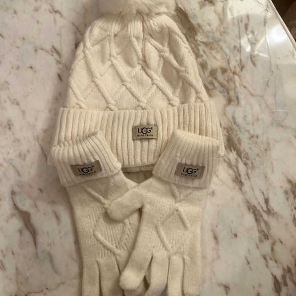 UGG CREAM BEANIE GLOVE SET NWT - Picture 8 of 12
